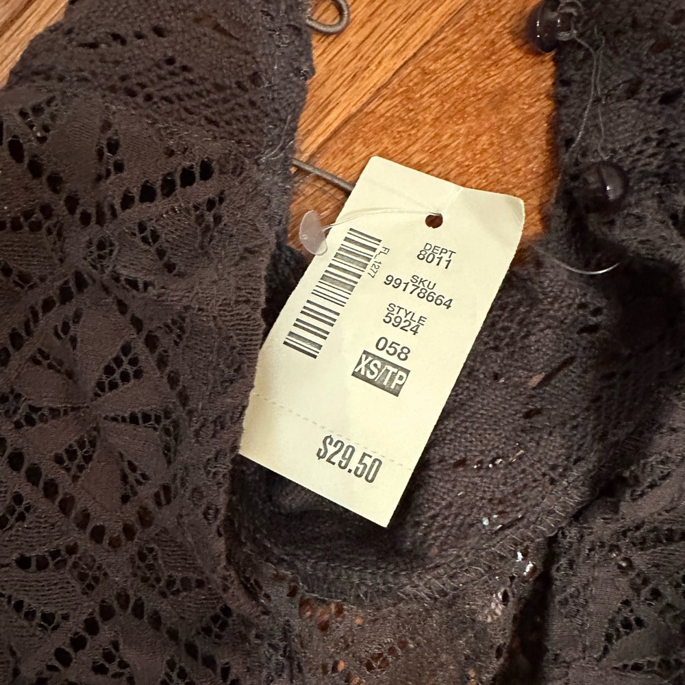 NWT LACE RUFFLE TANK - Picture 3 of 3